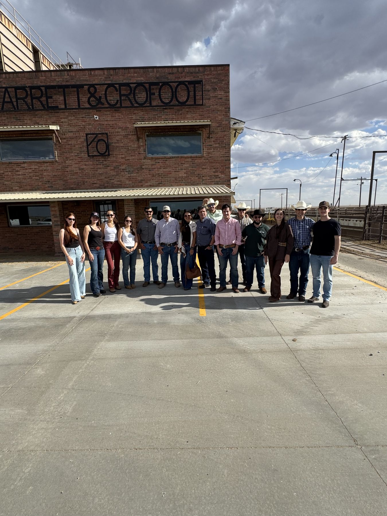Turma de 2026 em frente a um confinamento em Hereford