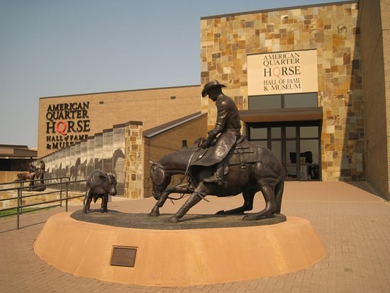 Estátua de cavaleiro na entrada do American Quarter Horse Hall of Fame & Museum, em Amarillo
