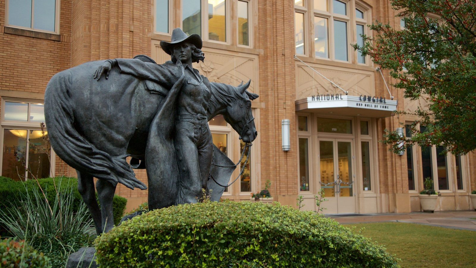 Estátua de vaqueira com cavalo na entrada do National Cowgirl Museum, em Fort Worth