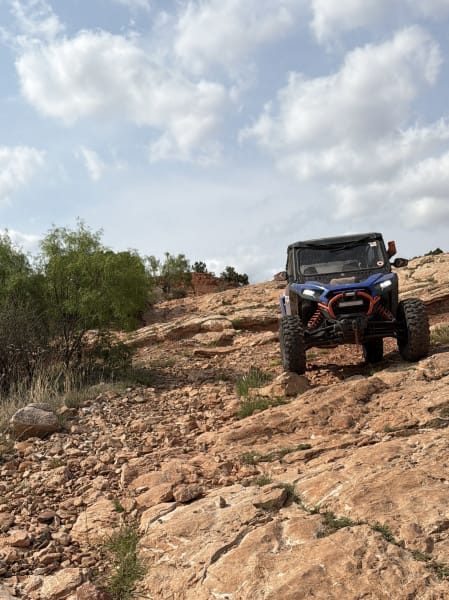 Veículo off-road em trilha de pedra no Canadian River