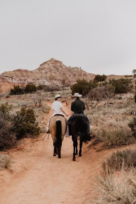 Dois cavaleiros numa trilha do Palo Duro Canyon