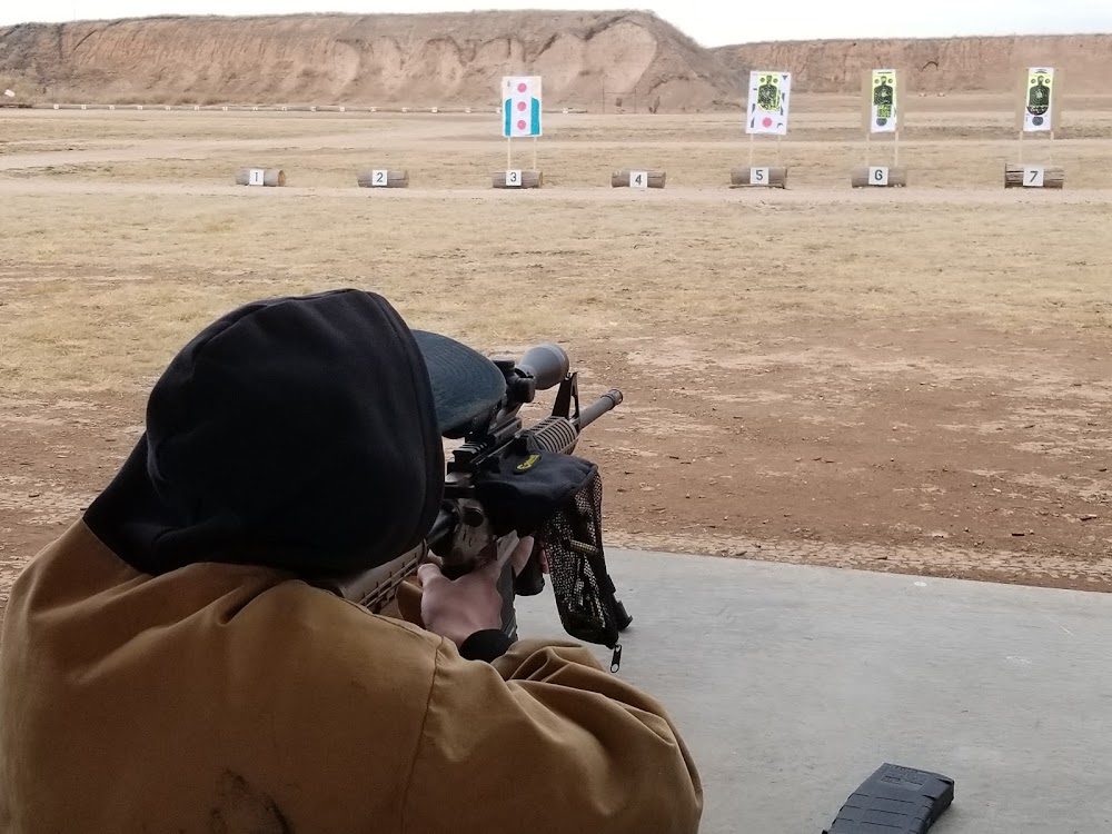 Atirador com rifle no estande do Amarillo Shooting Complex